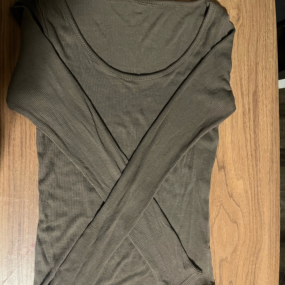 Chic Long Sleeve Ribbed Top in Brown